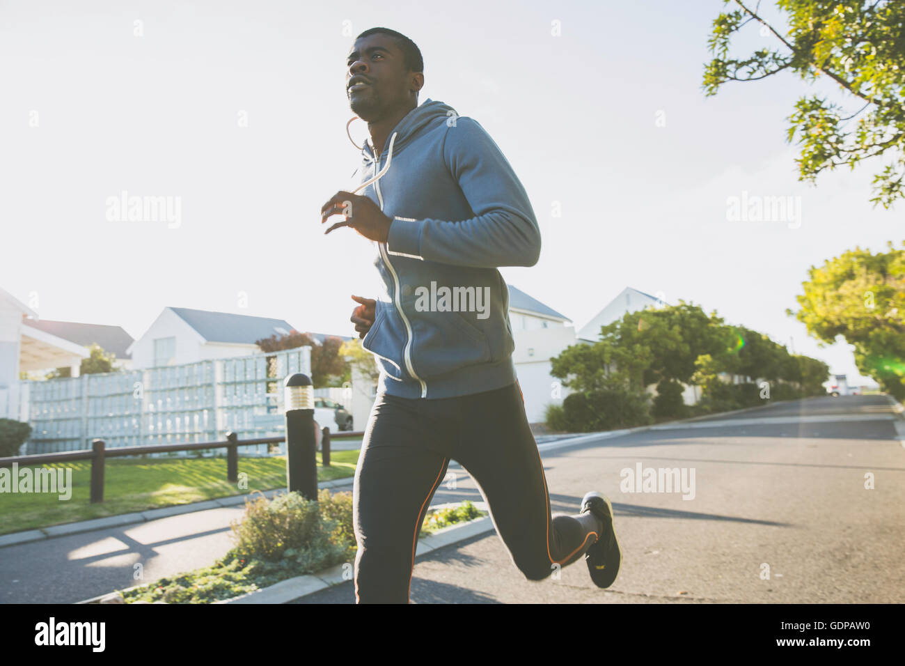 L'homme en jogging zone résidentielle Banque D'Images