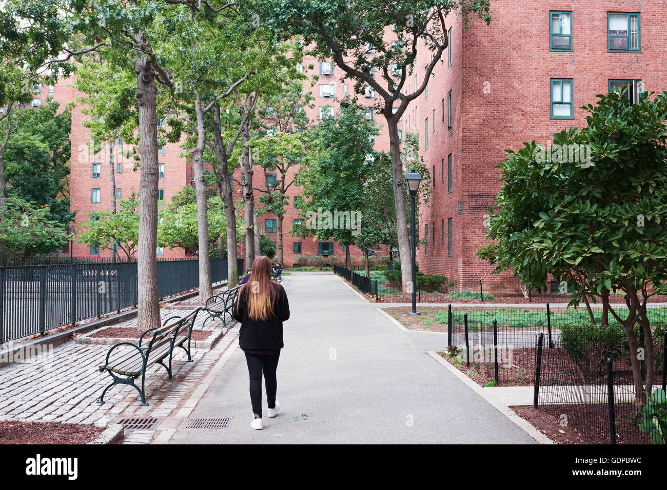 Les gens détendue à l'aide de la cour extérieure d'espace entre les maisons de vacances à Stuyvesant Village à New York City Banque D'Images