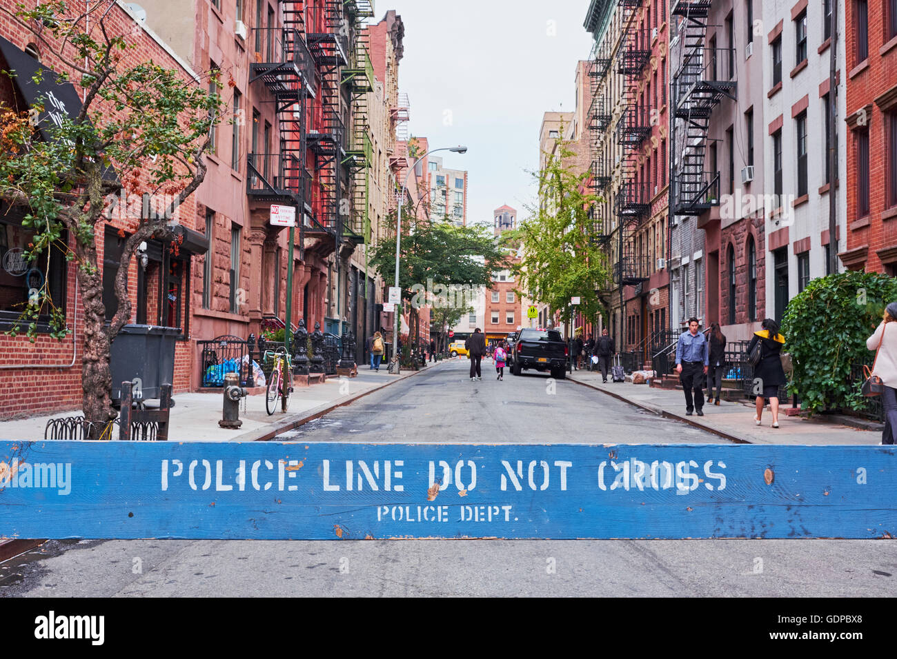 NEW YORK - 10 octobre 2014 : debout derrière une barrière de police vers le bas à la rue Leroy, avec les gens de marcher par Banque D'Images