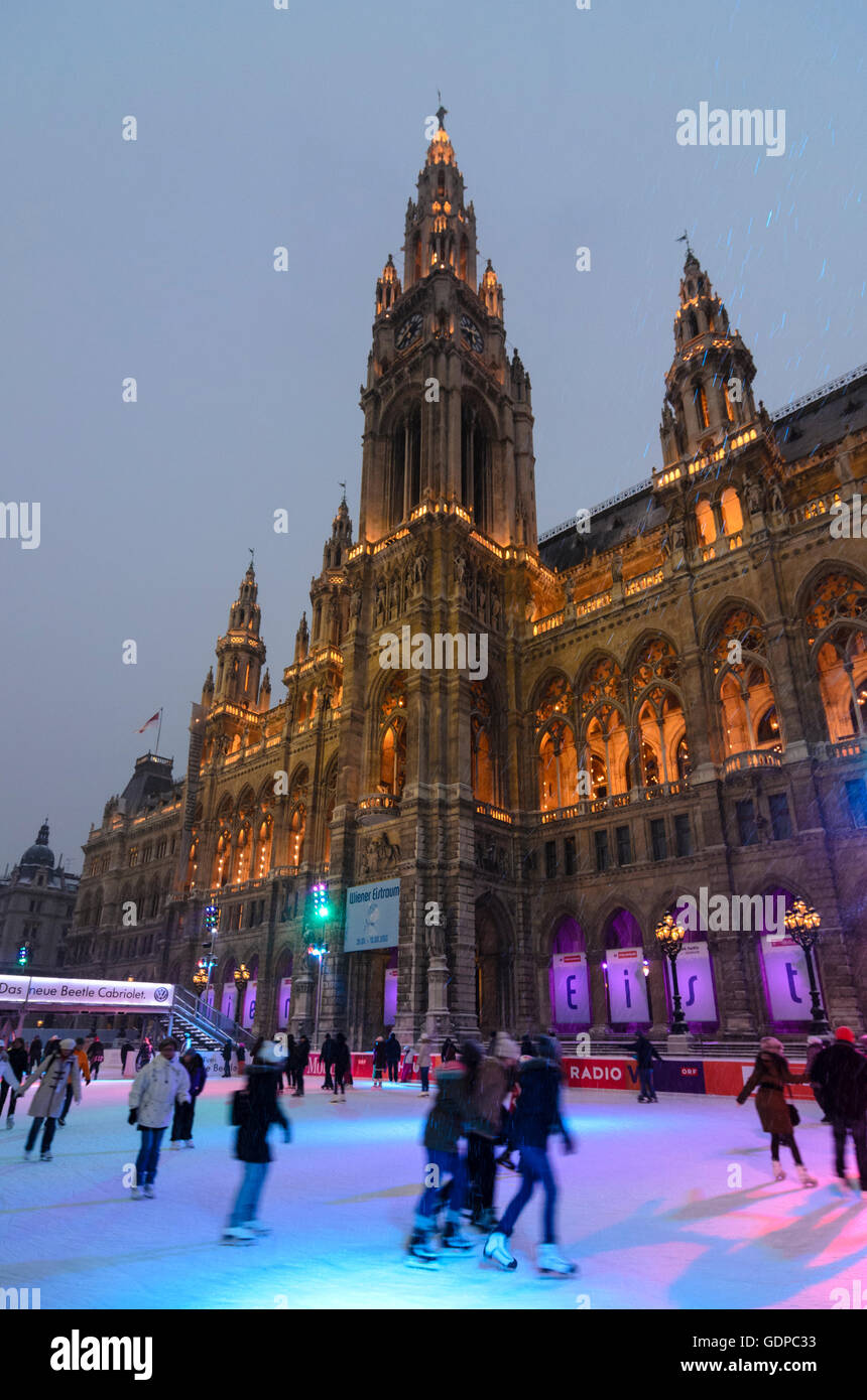 Wien, Vienne : patinoire Ice Dream Vienne ' ' avant l'hôtel de ville en neige, l'Autriche, Wien, 01. Banque D'Images