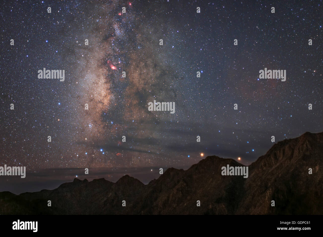 Starlight et diffuse le long de la nébuleuse sombre renflement central de notre Galaxie situé sur le mont Balang dans la province du Sichuan de C Banque D'Images