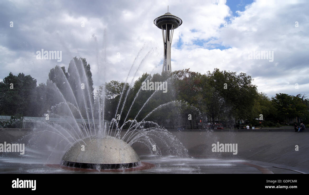 La fontaine et le Space Needle, au Seattle Center à Seattle, Washington. Banque D'Images