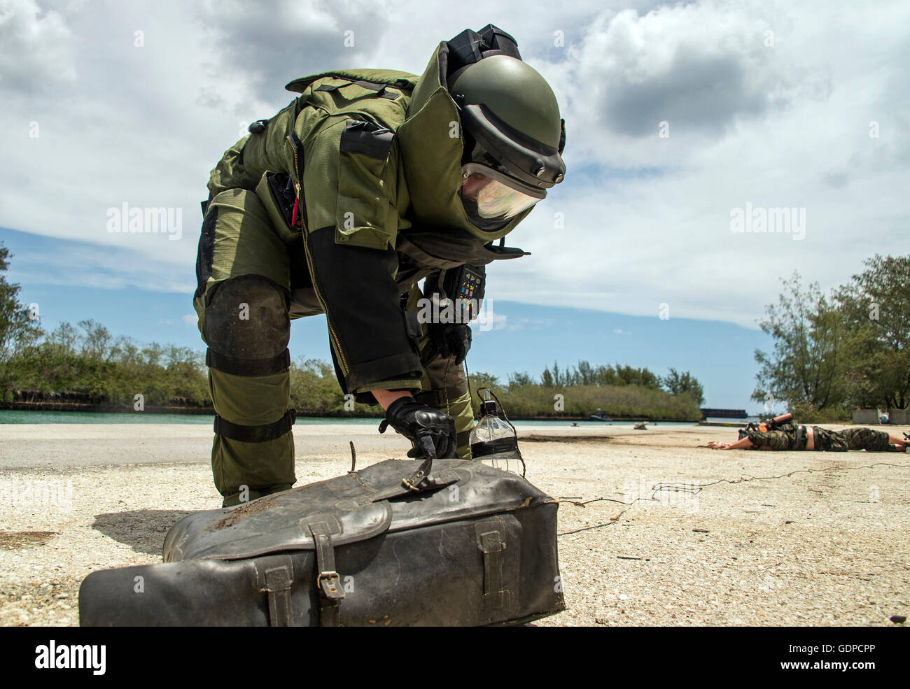 18 mai 2016 - Des explosifs et munitions (NEM) technicien inspecte une simulation d'engins explosifs improvisés (IED) au cours d'Exe Banque D'Images