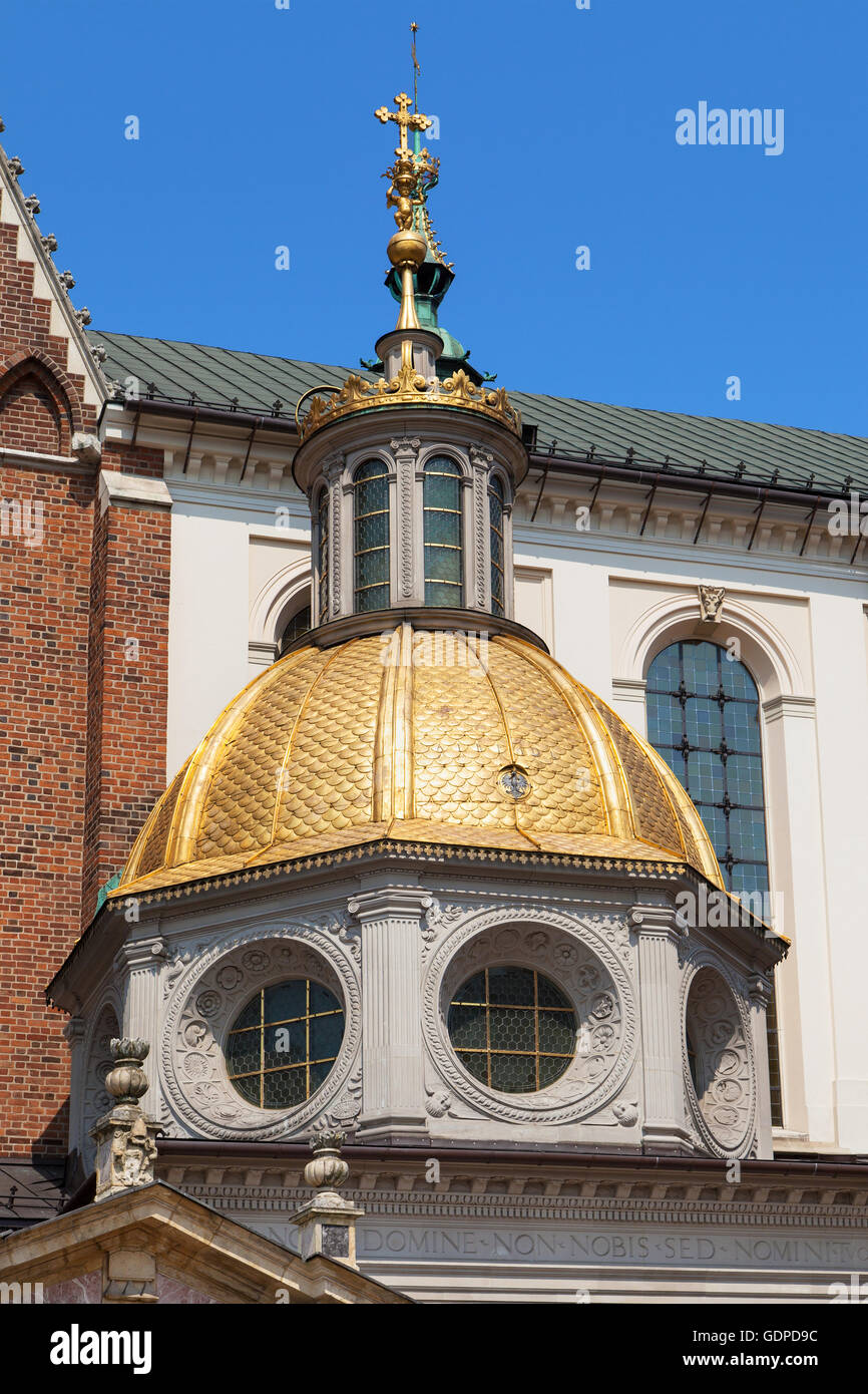 Dôme doré de la chapelle de Sigismond dans la Cathédrale de Wawel, Cracovie, Pologne. Banque D'Images
