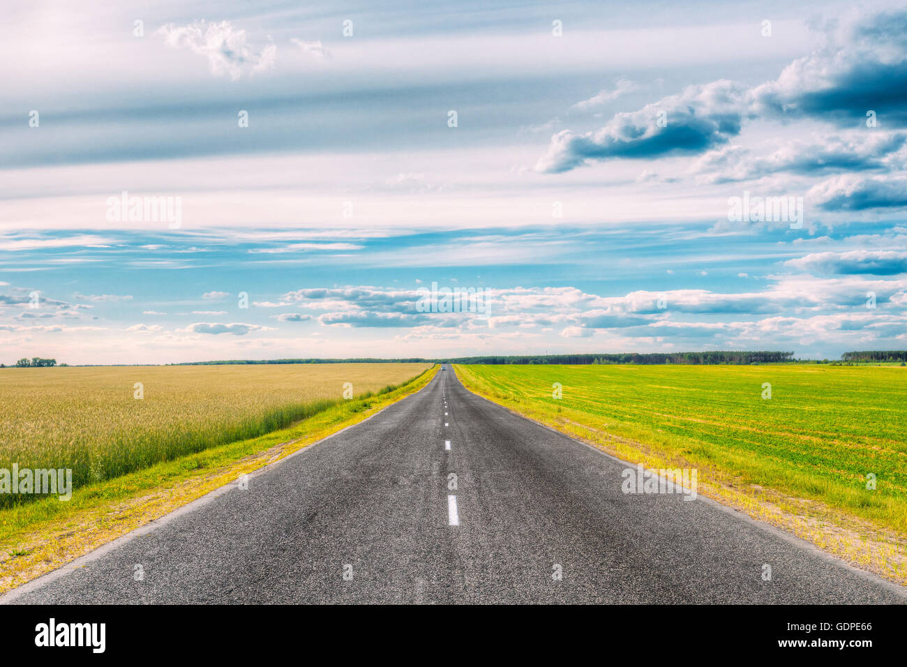 Belle asphalte vide Autoroute, autoroute, route de campagne et l'Autoroute Campagne. Route de voyage Concept. Ciel nuageux. Personne ne Banque D'Images