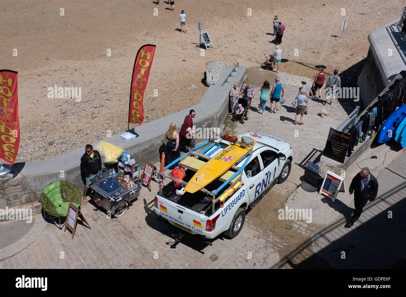 Le sauveteur pendant la conduite sur la plage à St Ives en Cornouailles Banque D'Images
