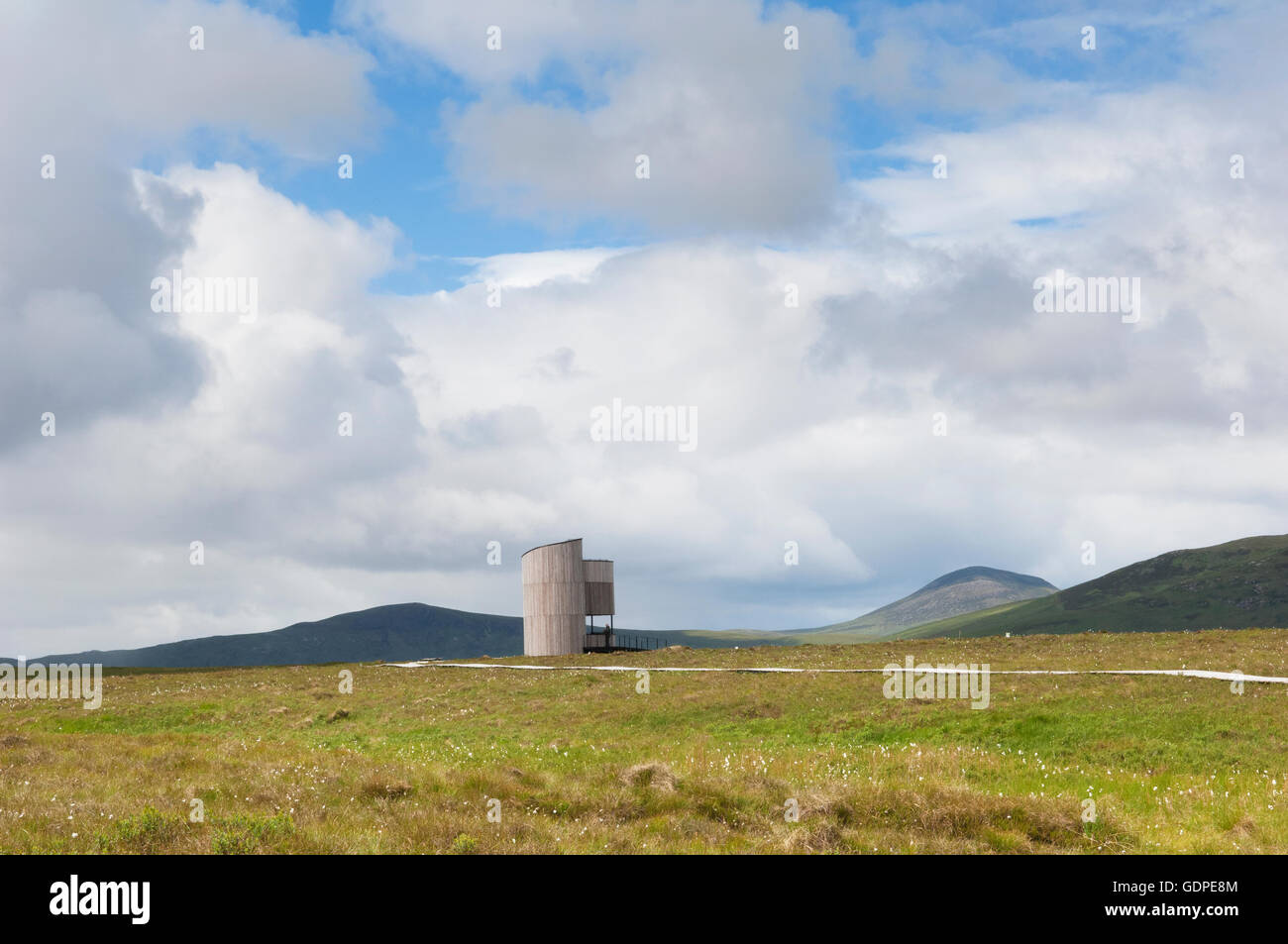 La tour d'observation modernes à Forsinard Réserve Naturelle RSPB - Sutherland, de l'Écosse. Banque D'Images