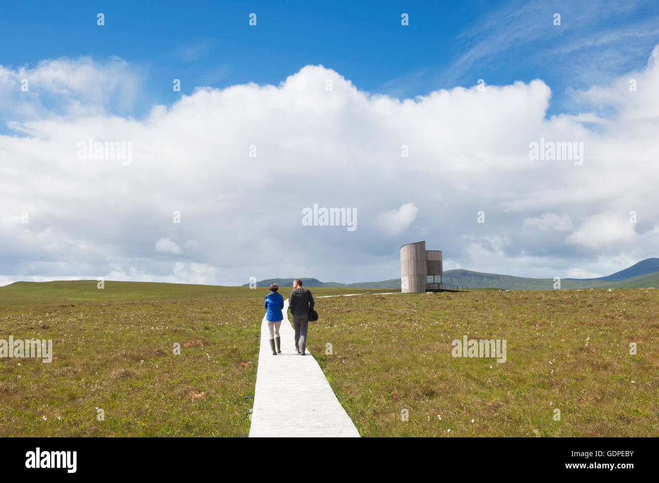 Les visiteurs à marcher en direction de la tour d'observation à la réserve RSPB Forsinard - Sutherland, de l'Écosse. Banque D'Images