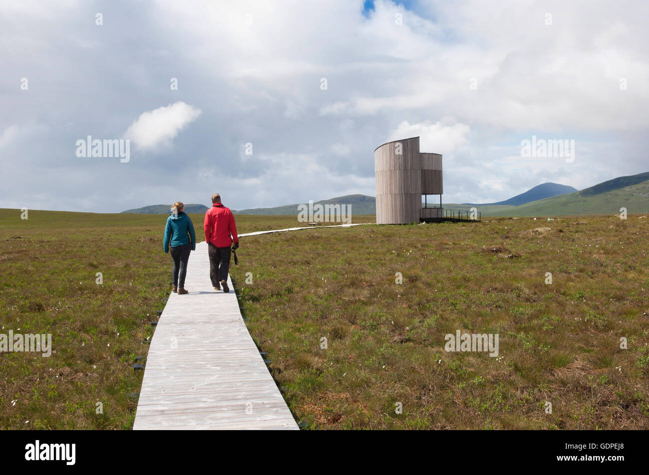 Les visiteurs à marcher en direction de la tour d'observation à la réserve RSPB Forsinard - Sutherland, de l'Écosse. Banque D'Images