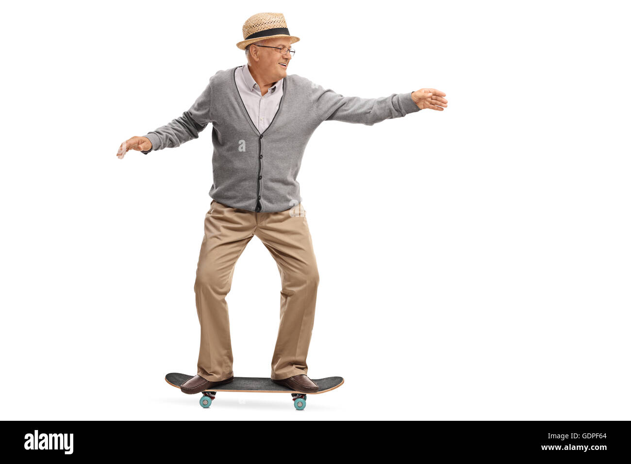 Senior joyeux homme monté sur un skateboard isolé sur fond blanc Banque D'Images