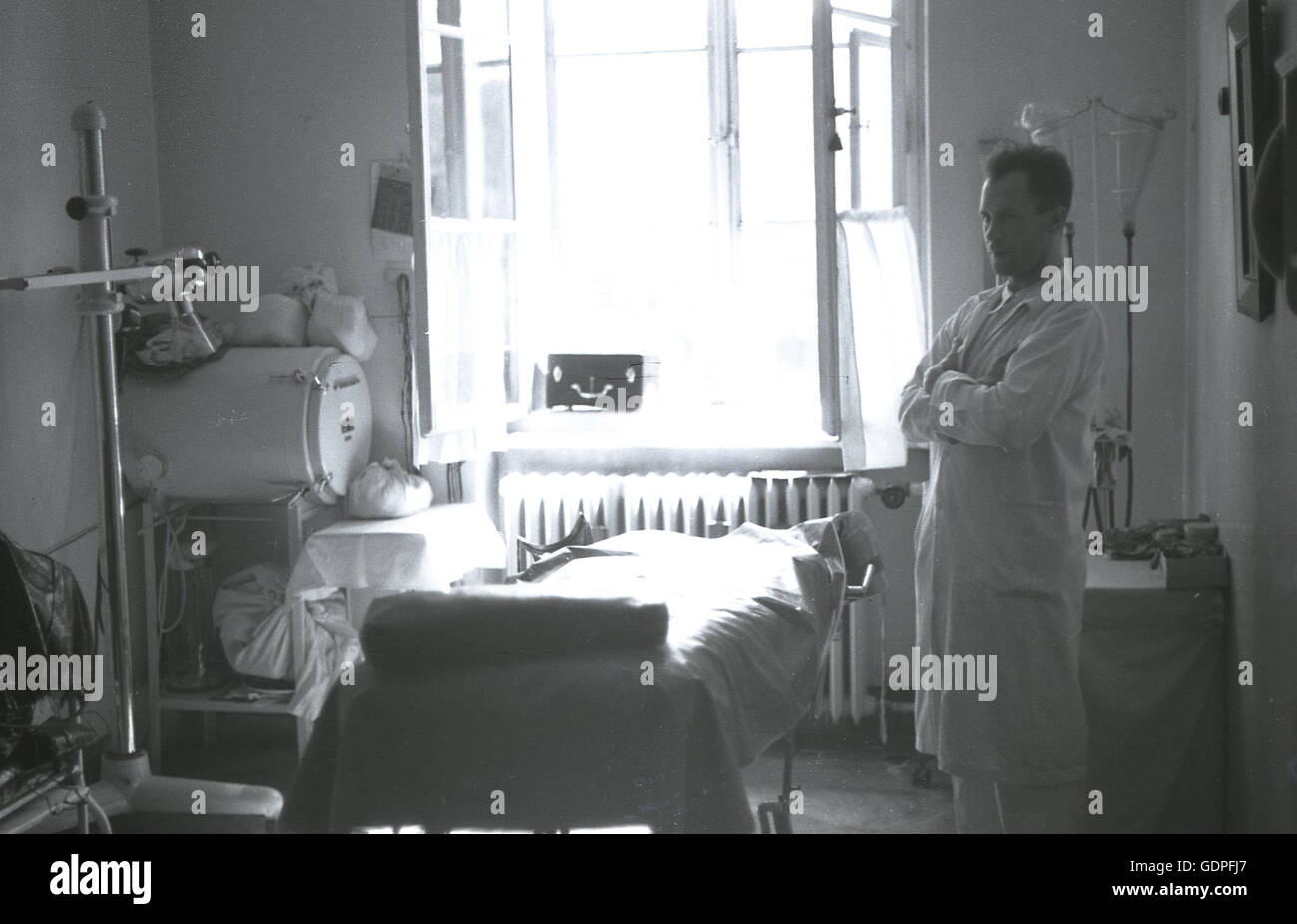 Années 1930, historiques, docteur en salle d'accouchement, dans un foyer pour mères célibataires géré par le Parti allemand des Sudètes, le SDP, Lauterbach, Sudètes, en Tchécoslovaquie WW11 Banque D'Images