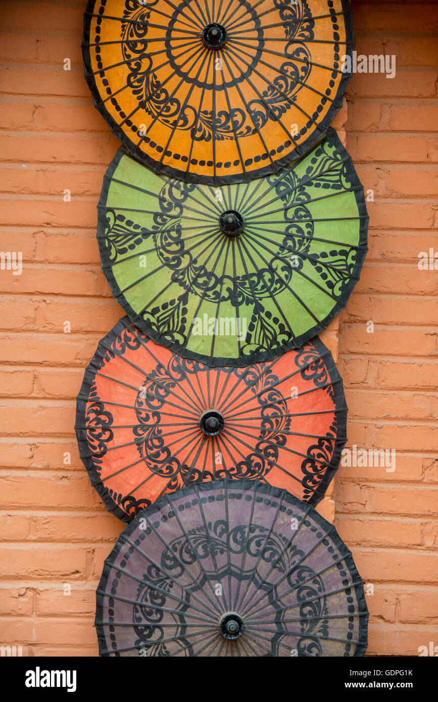 Une boutique de souvenirs parapluie à New Bagan au Myanmar en Southeastasia. Banque D'Images