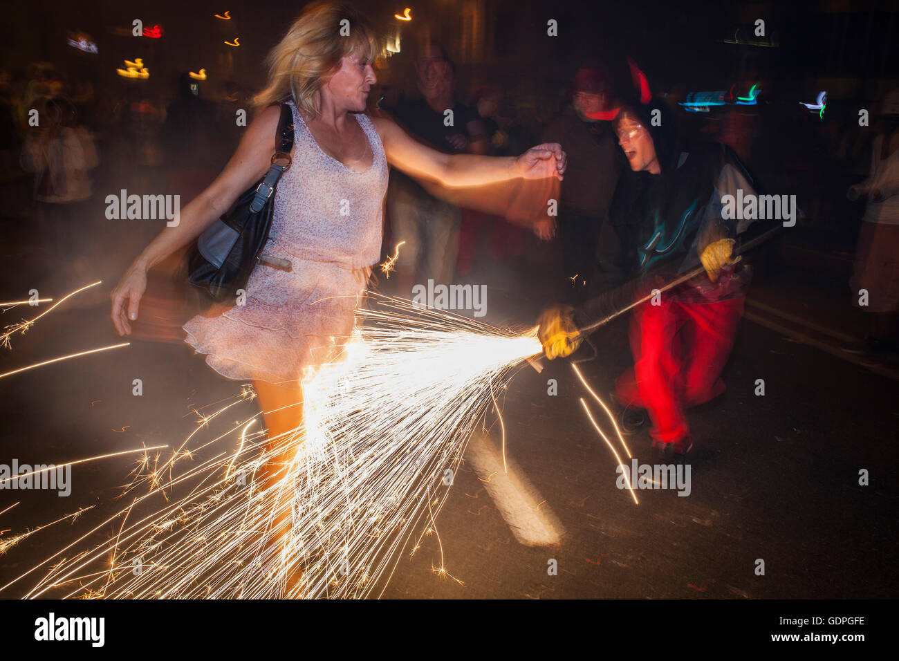 'Correfoc', typique catalan célébration dans laquelle les dragons et démons armés de danse d'artifice dans les rues. Dans la Via Laiet Banque D'Images