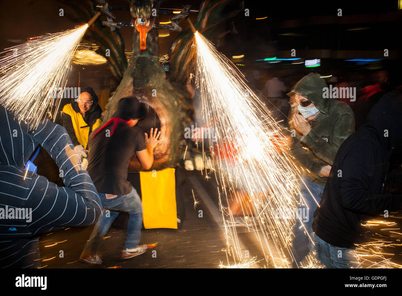 'Correfoc', typique catalan célébration dans laquelle les dragons et démons armés de danse d'artifice dans les rues. Dans la Via Laiet Banque D'Images