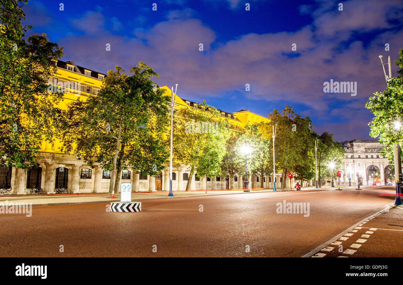 Le client ICA dans le Mall at Night London UK Banque D'Images