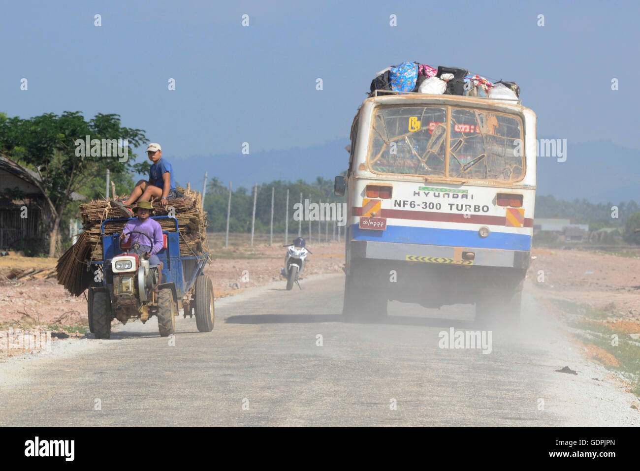 La route du nord au sud et le paysage dans un village près de la ville de Myeik dans le sud au Myanmar en Southeastasia. Banque D'Images