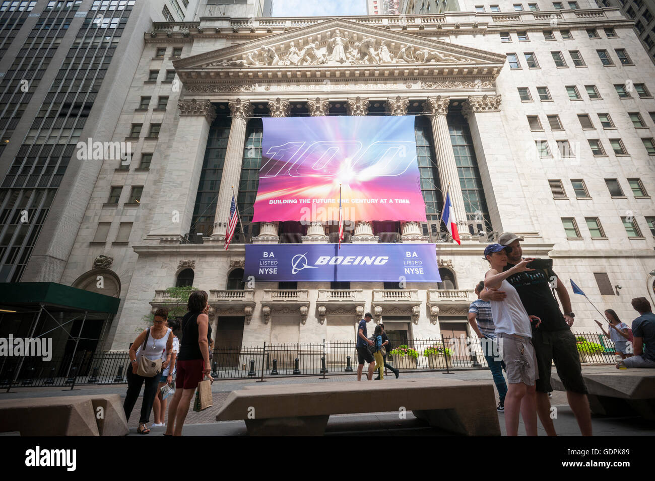 Une bannière pour la compagnie Boeing décore l'avant de la Bourse de New York à New York, le vendredi 15 juillet 2016. L'entreprise aéronautique célèbre ses 100 ans de son existence depuis qu'il a été fondé à Seattle par Bill Boeing. (© Richard B. Levine) Banque D'Images