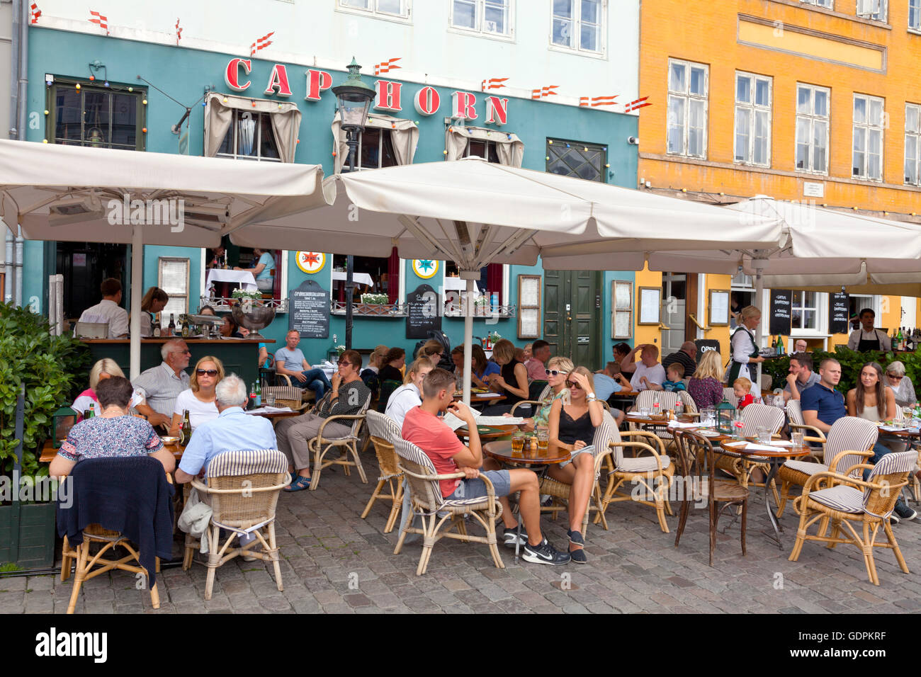 Le Cap Horn restaurant bar à quai et sur le célèbre canal de Nyhavn à Copenhague plein de touristes et visiteurs un jour d'été Banque D'Images