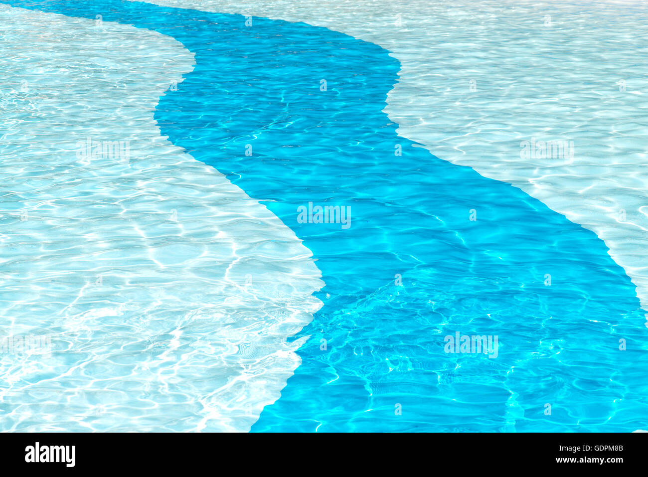 Cristal clair cool swimming pool historique avec la réflexion des ondes dans une courbe solide bleu deux tons patten, idéal pour ad Banque D'Images