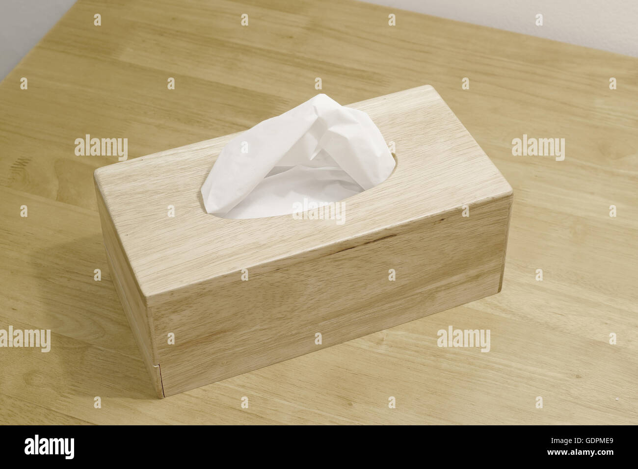 Le papier de soie en boîte bois support sur table Banque D'Images