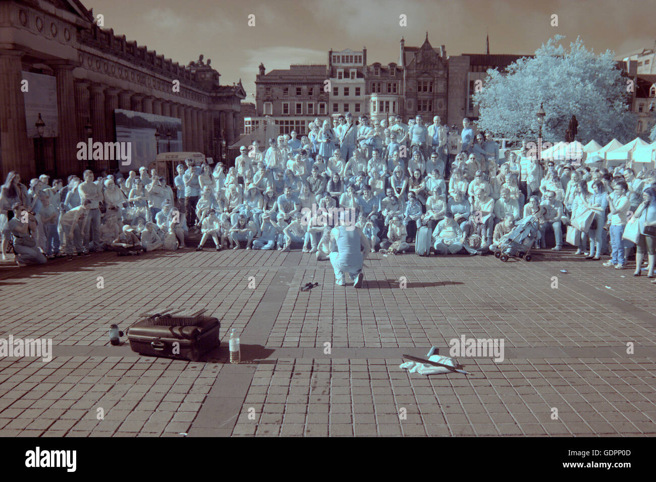 Scènes de caméra infrarouge Edinburgh Festival Fringe festival de rue parrainé vierge Edinburgh, Ecosse, Royaume-Uni Banque D'Images
