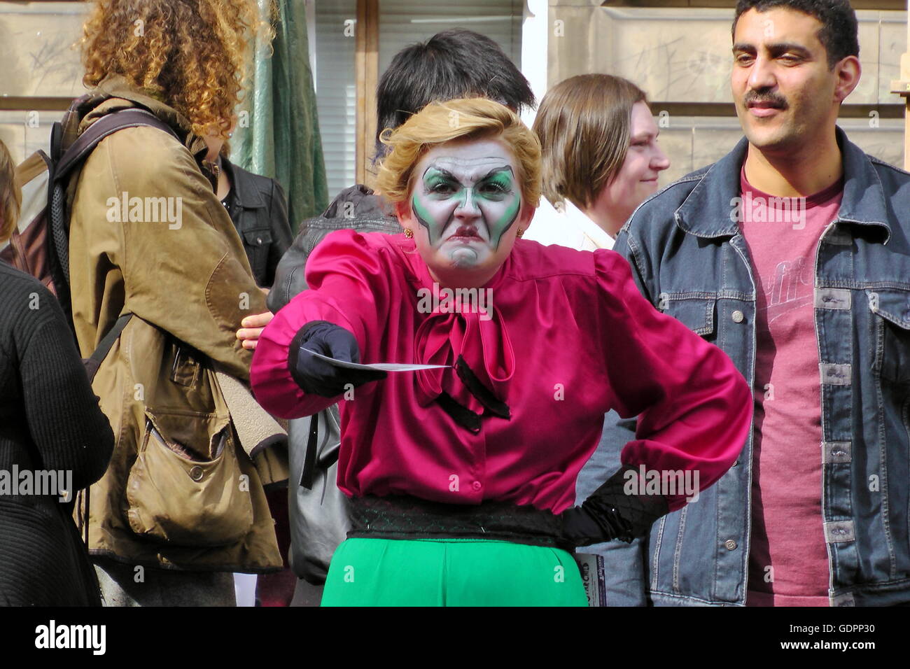 Scènes et artistes du Festival Edinburgh Fringe festival de rue parrainé vierge Edinburgh, Ecosse, Royaume-Uni Banque D'Images