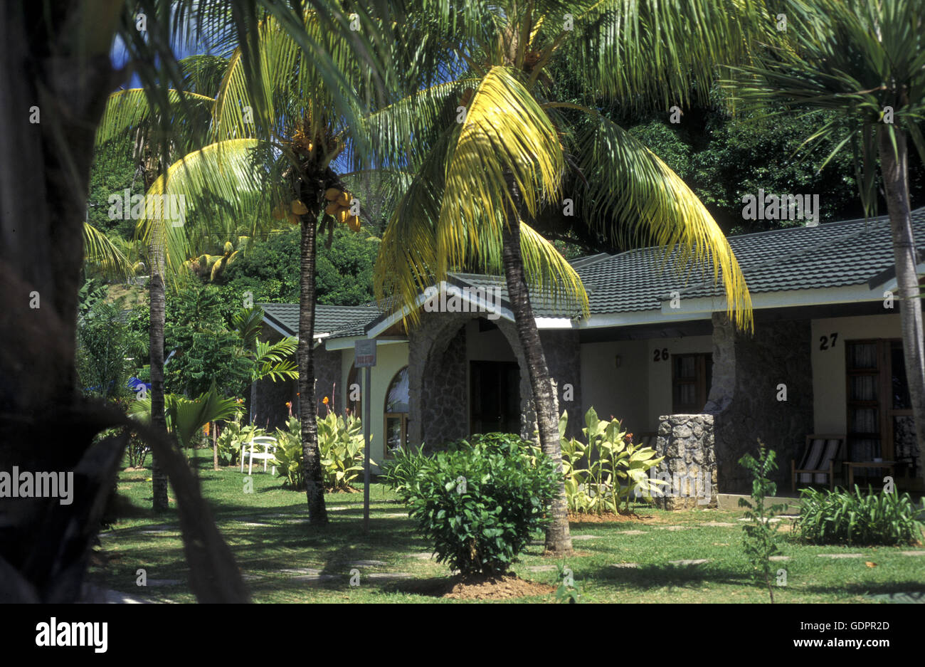 Die Anlage des Horel Coco de Mer auf der Insel Praslin auf den Seychellen 151 mit dem Meer des Indische Ozean. Banque D'Images