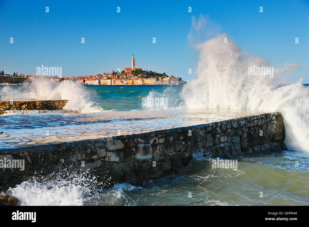 De grosses vagues dans la ville de Rovinj en Croatie Banque D'Images