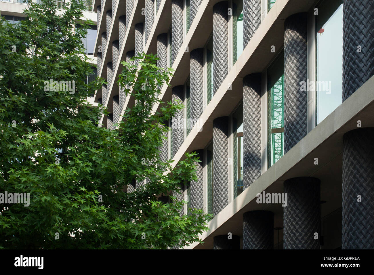 L'espace de bureau et appartements à côté de la station de métro de King's Cross à l'un de développement de régénération Pancras Square Londres Banque D'Images