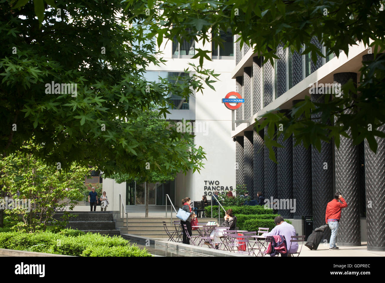 L'espace de bureau cafés et restaurants sous appartements à côté de la station de métro de King's Cross à l'une & Deux Pancras Square Londres Banque D'Images