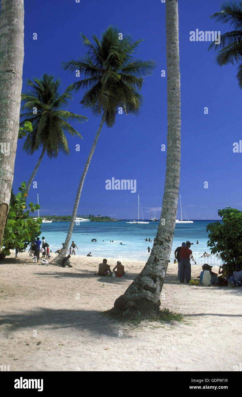 Une plage au village de Bavaro en République Dominicaine dans la mer des Caraïbes en Amérique latine. Banque D'Images