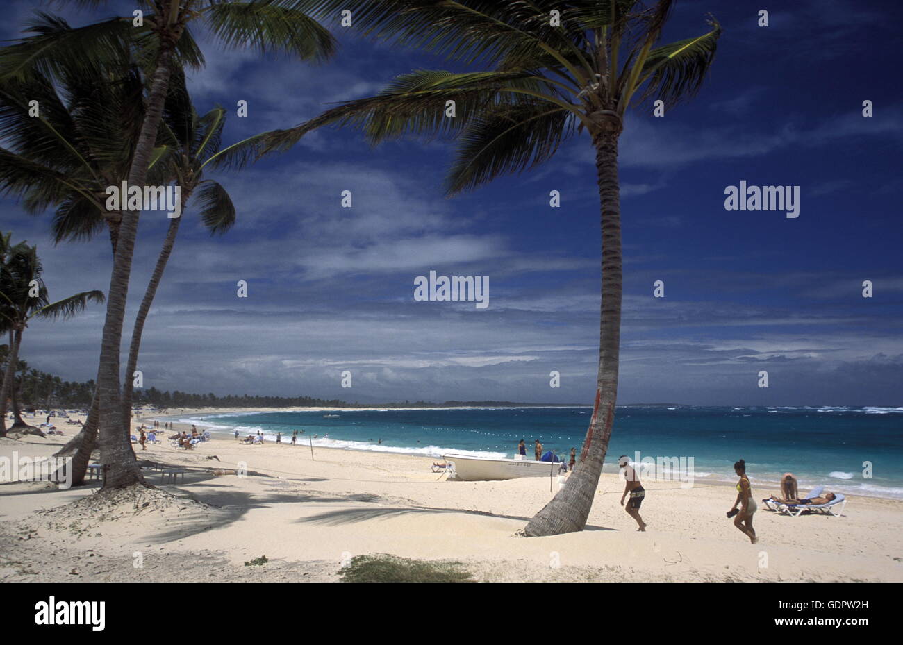 Une plage dans le village de Las Terrenas sur Samanaon en République Dominicaine dans la mer des Caraïbes en Amérique latine. Banque D'Images