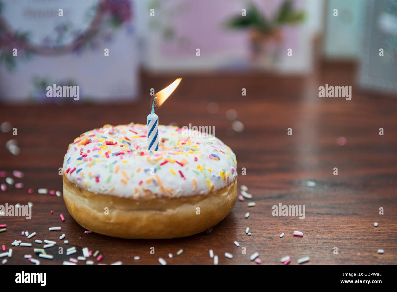 Seul anniversaire donut et bougies Banque D'Images