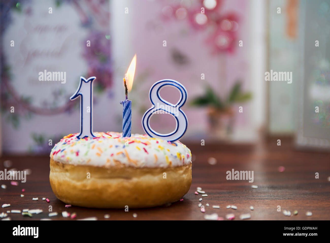 Seul anniversaire donut et bougies Banque D'Images