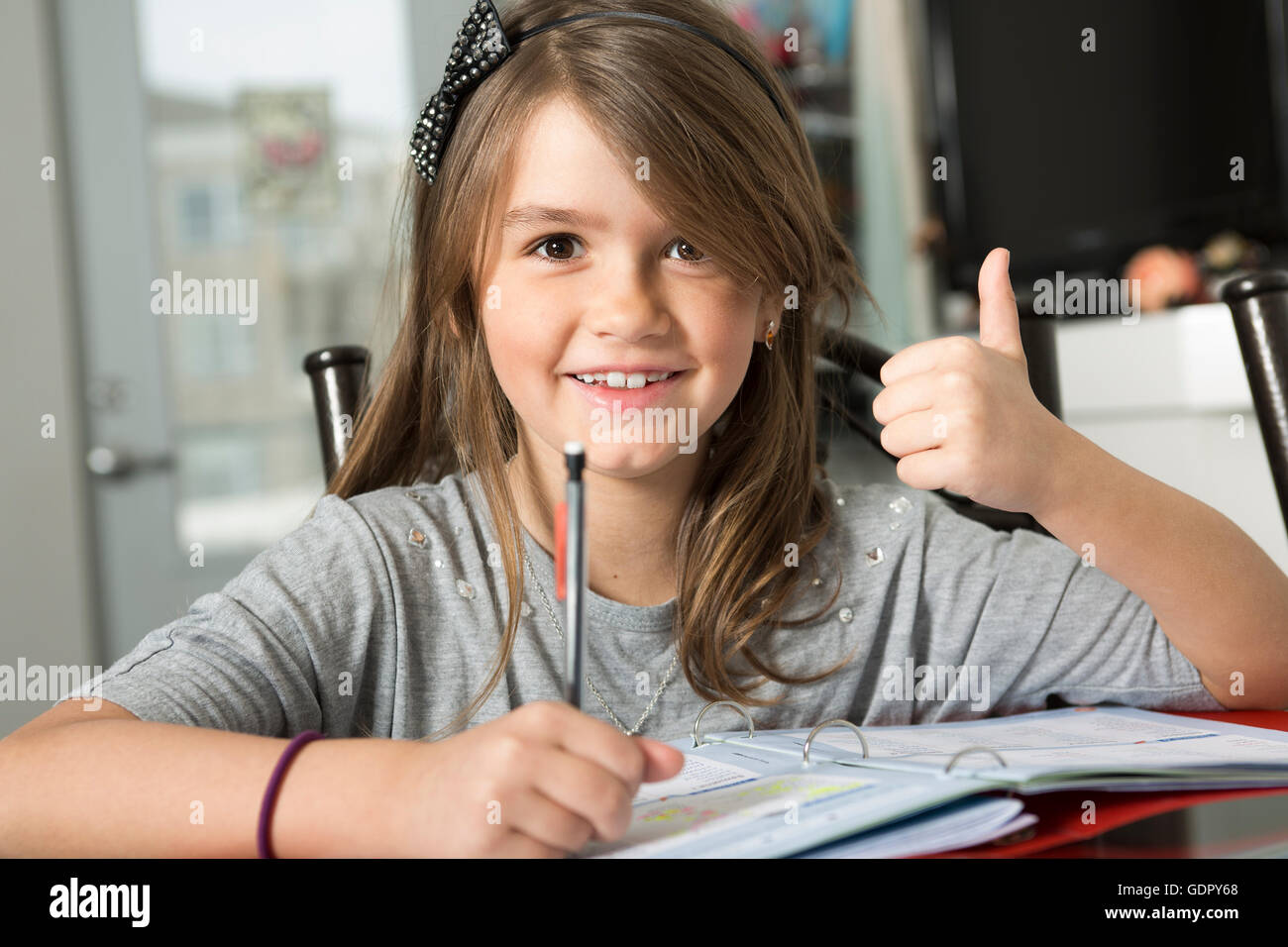 Teenage girl faire des devoirs pour l'école. Banque D'Images
