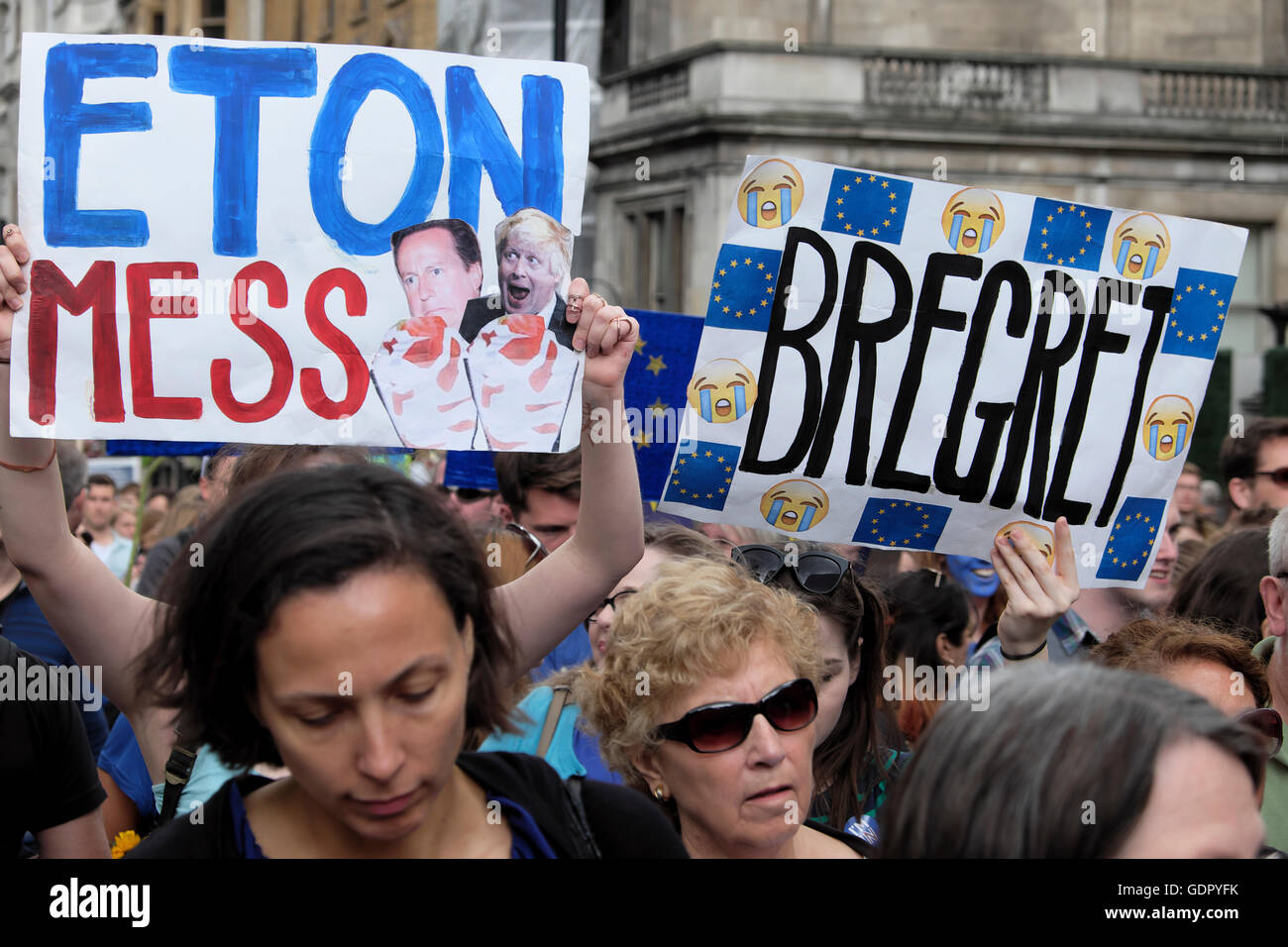 Des manifestants avec des pancartes des manifestants anti à Brexit 'Marche pour l'Europe" réagissant à la démonstration d'un référendum au Royaume-Uni Londres 23 juin 2016 KATHY DEWITT Banque D'Images