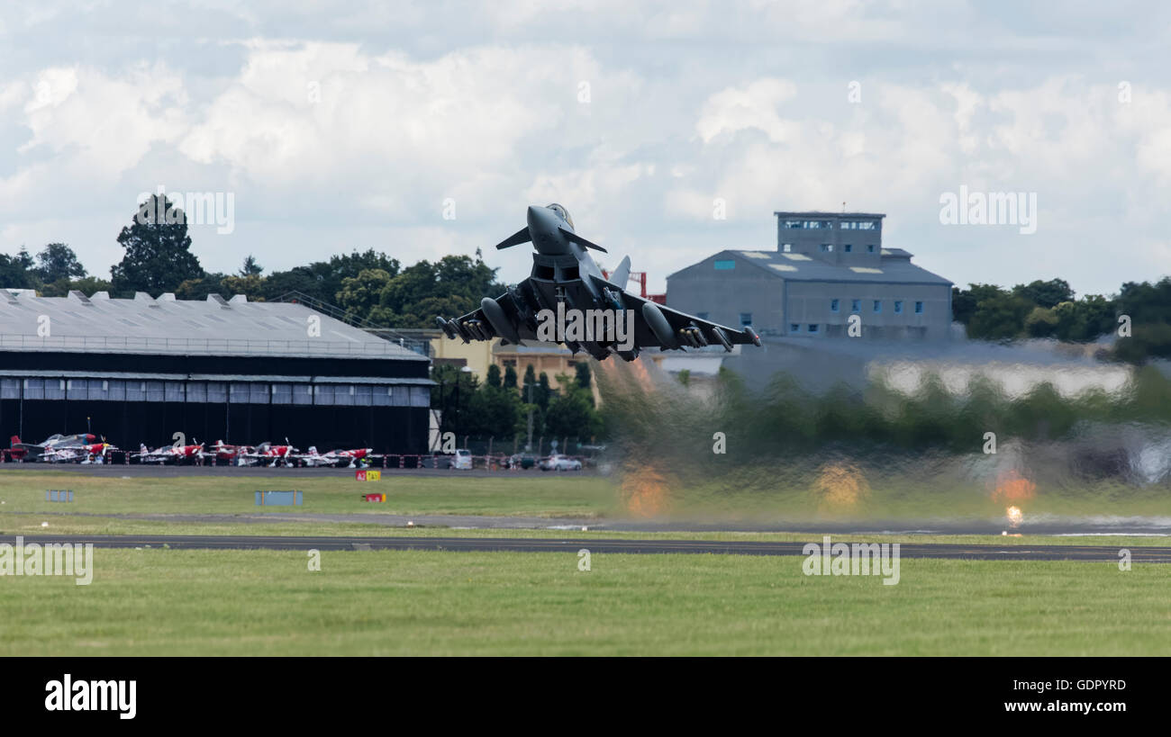 Typhoon de la RAF Fighter avion atterrit à l'aéroport de Farnborough en Angleterre Banque D'Images
