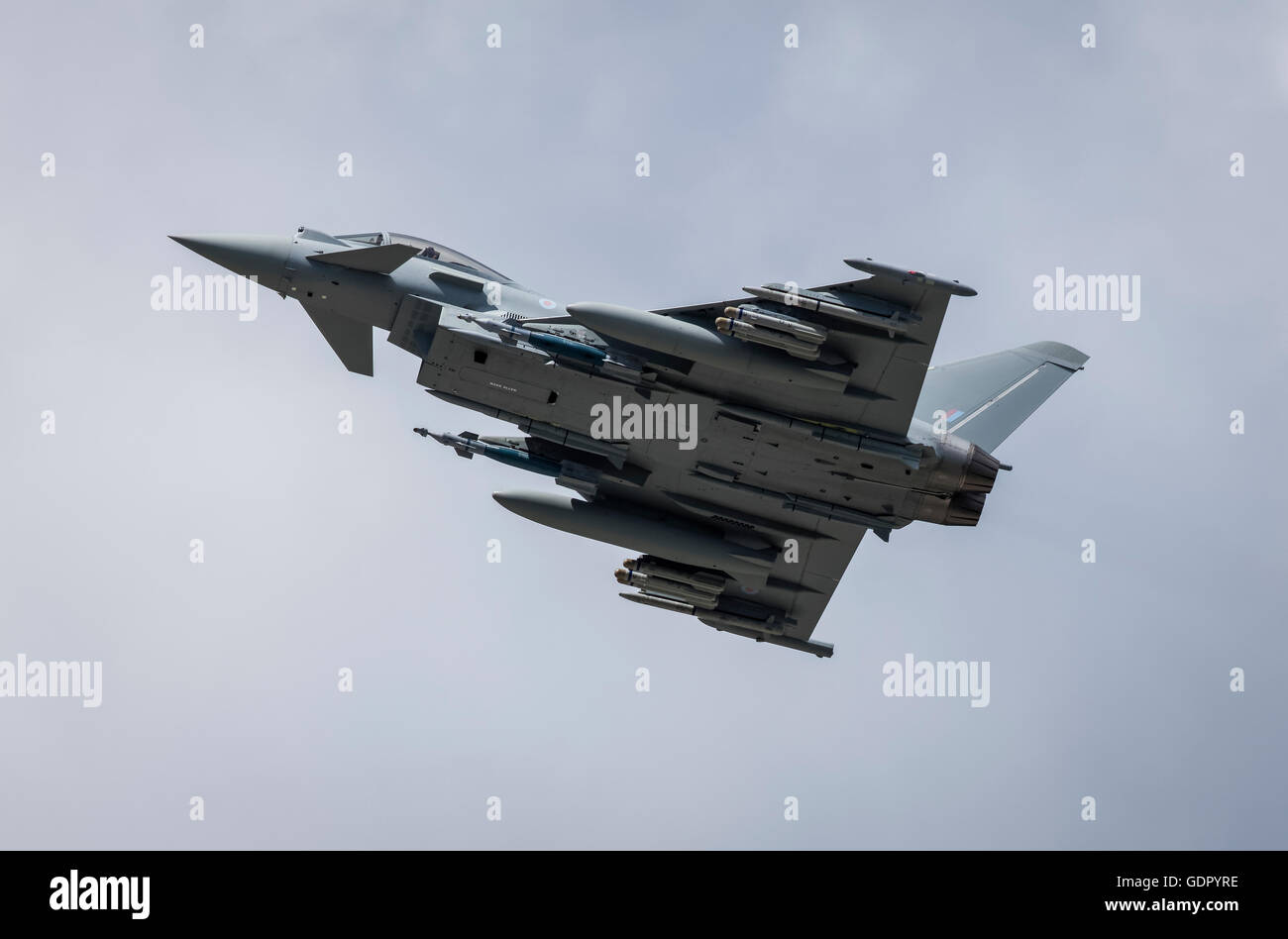 RAF Typhoon avion de chasse dans le ciel Banque D'Images