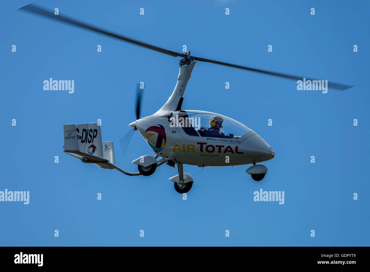 Autogryro avions dans le ciel semblable à un hélicoptère, mais vole à la verticale . Les lames sont très floues pour donner un sens de circulation Banque D'Images