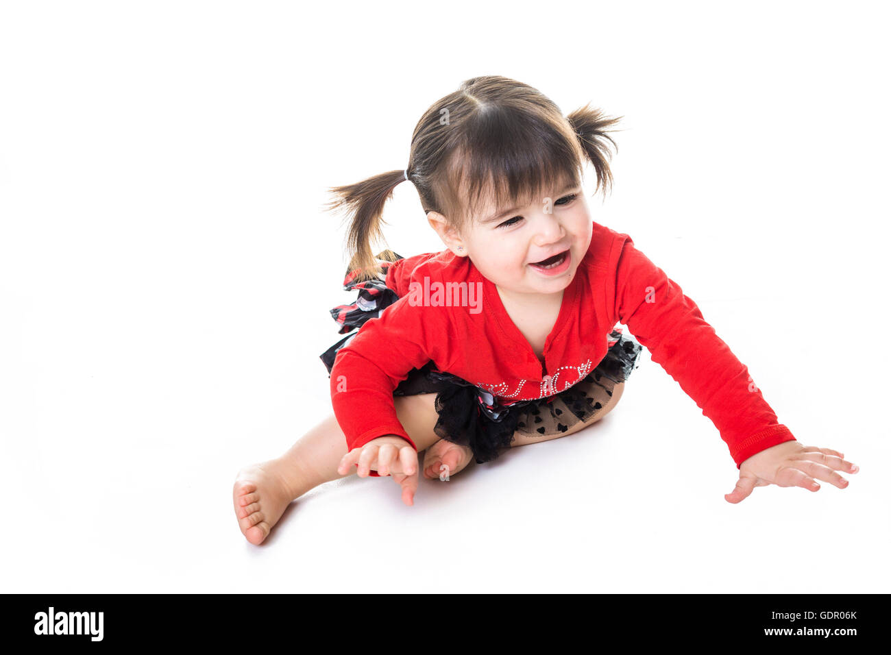 Portrait d'une fillette de 2 ans isolé sur fond blanc Banque D'Images