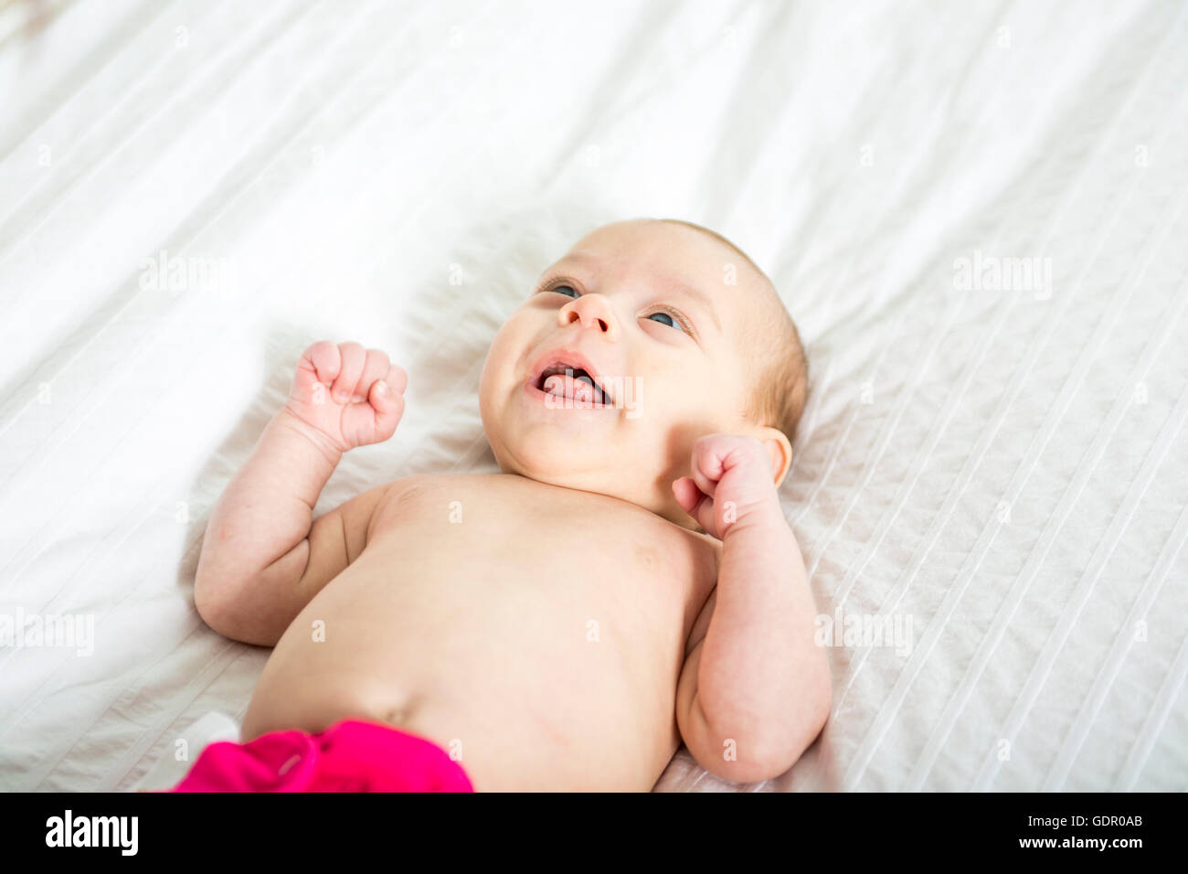 Deux mignons-month-old girl Lying in Bed Banque D'Images