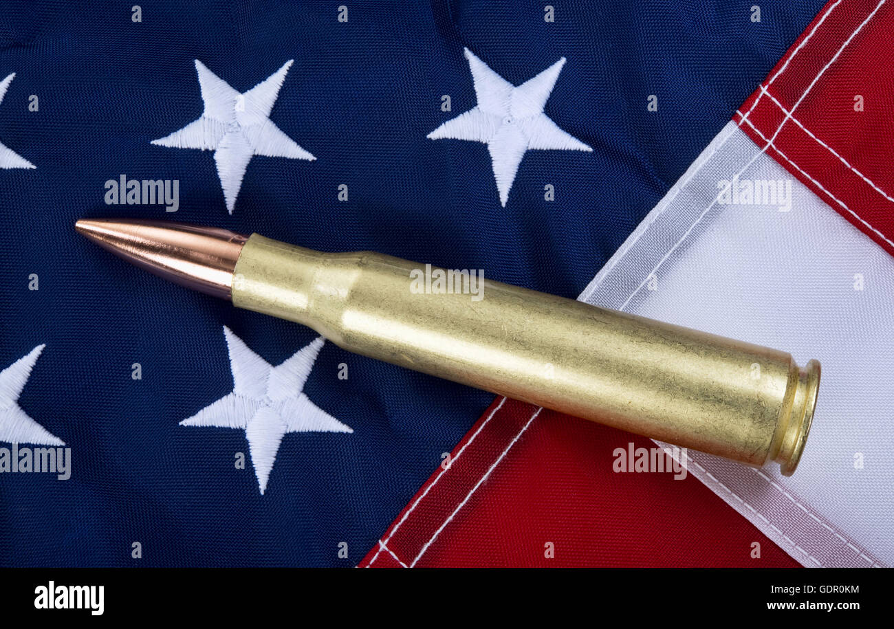 Calibre 50 brass bullet sur drapeau américain avec prix pour votre type  Photo Stock - Alamy