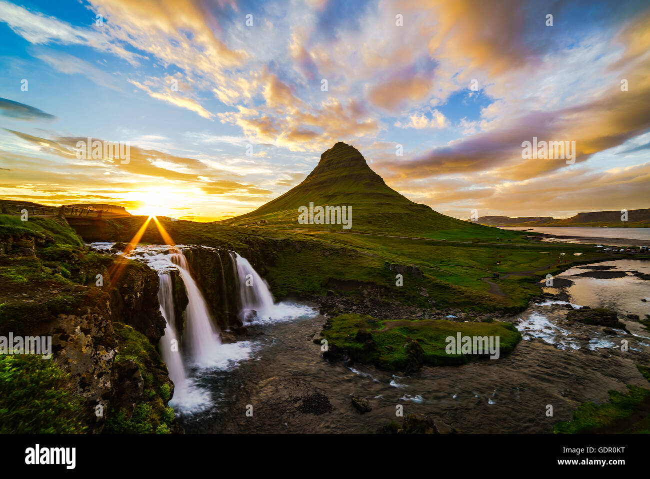 Vue du Mont Kirkjufell et Kirkjufellfoss en Islande au coucher du soleil Banque D'Images