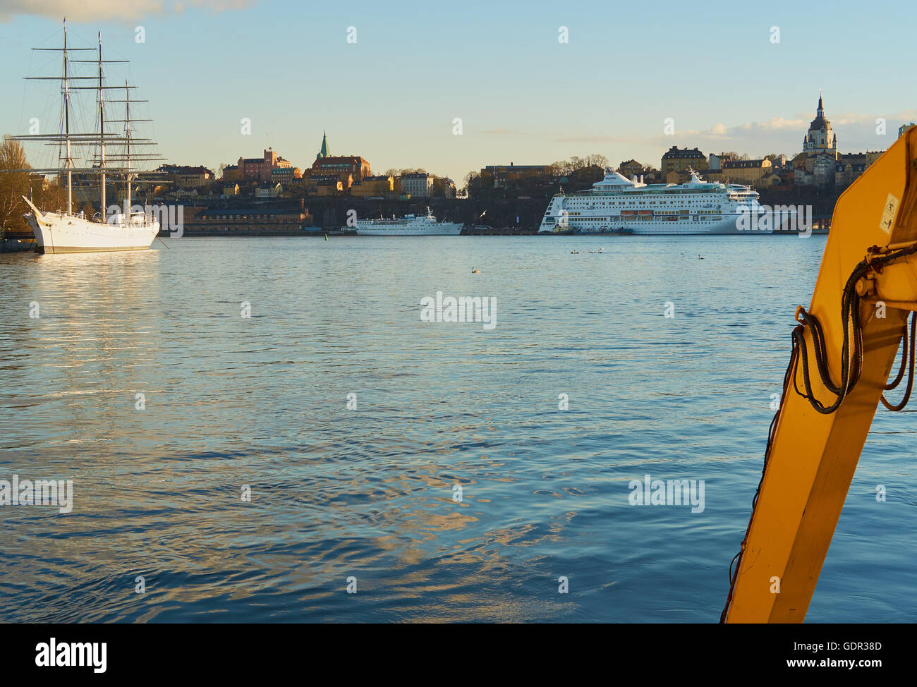 Af Chapman sailing ship (maintenant une auberge de jeunesse) amarré au large de l'île de Skeppsholmen et des bateaux de croisière amarrés au large de SÖDERMALM à Stockholm, Suède Scandinavie Banque D'Images