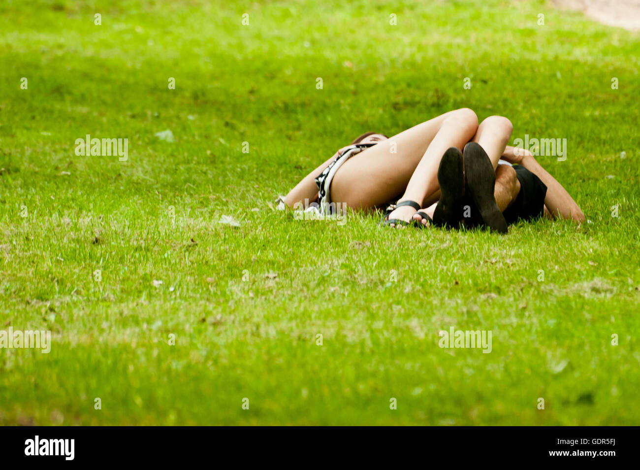Couple allongé dans l'herbe Banque D'Images