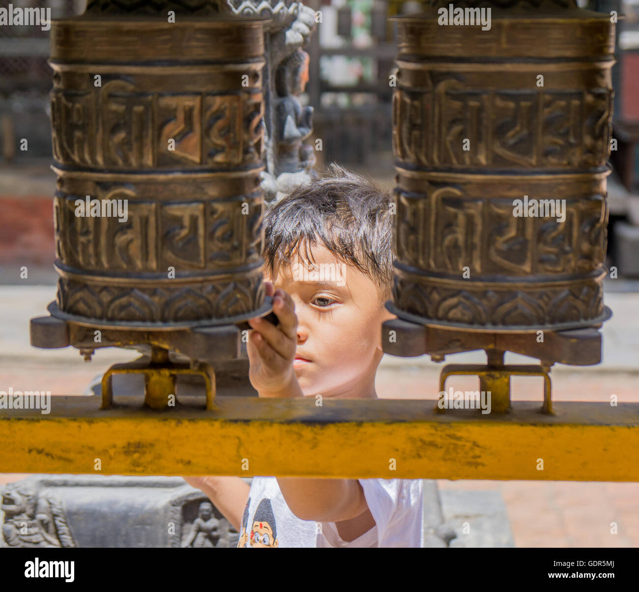 Boy spinning à prières Banque D'Images