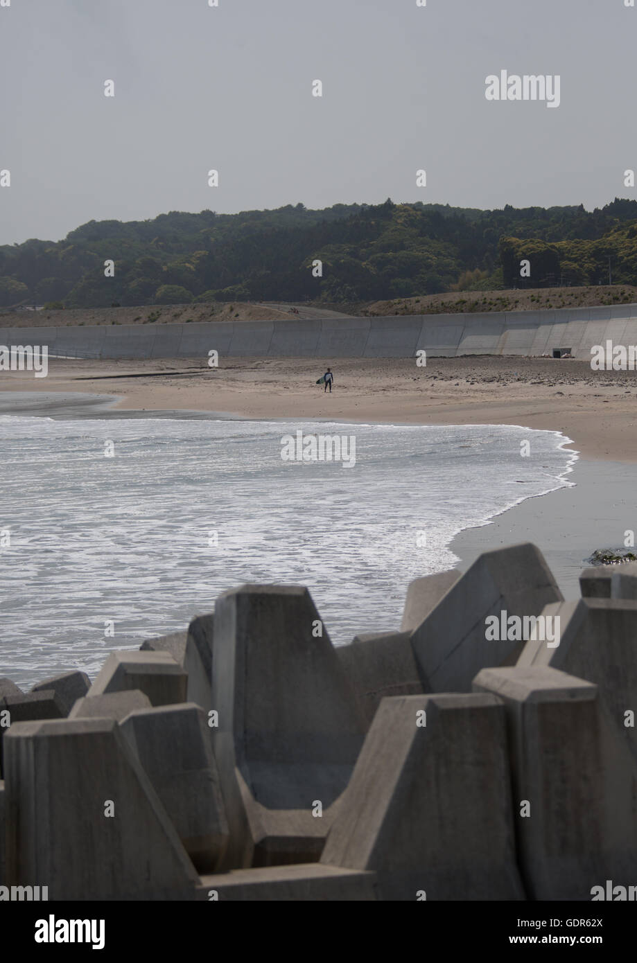 Surfeur japonais dans la zone contaminée après l'irradiation nucléaire de Daiichi, préfecture de Fukushima, Tairatoyoma beach, Japon Banque D'Images