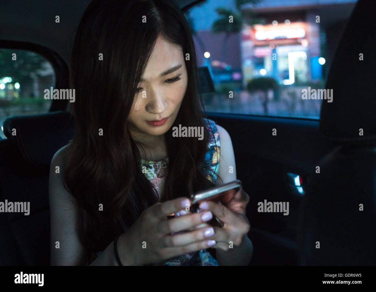 Femme sud-coréen appelé juyeon la lecture de messages texte sur son téléphone  portable, région de la capitale nationale, Séoul, Corée du Sud Photo Stock  - Alamy