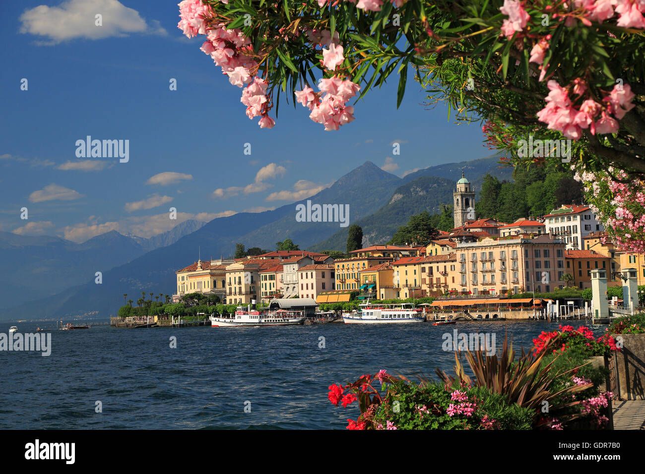 Vue sur la ligne de côte du village de Bellagio sur le lac de Côme, Italie Banque D'Images