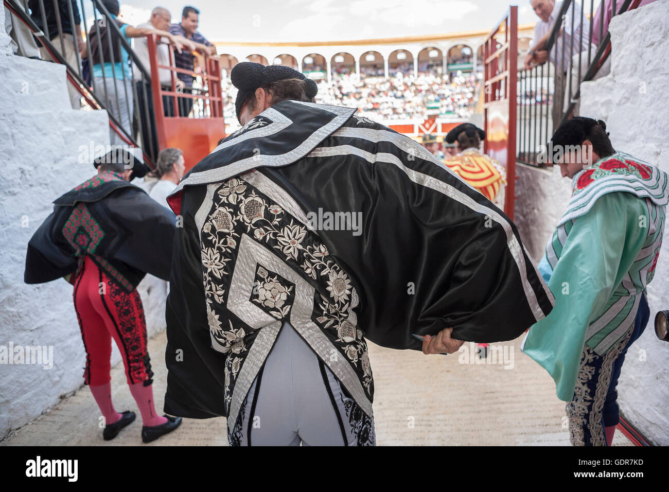 L'Espagnol torero en se mettant le cap à pied dans l'allée avant de partir à la corrida, typique et très ancienne tradition Banque D'Images